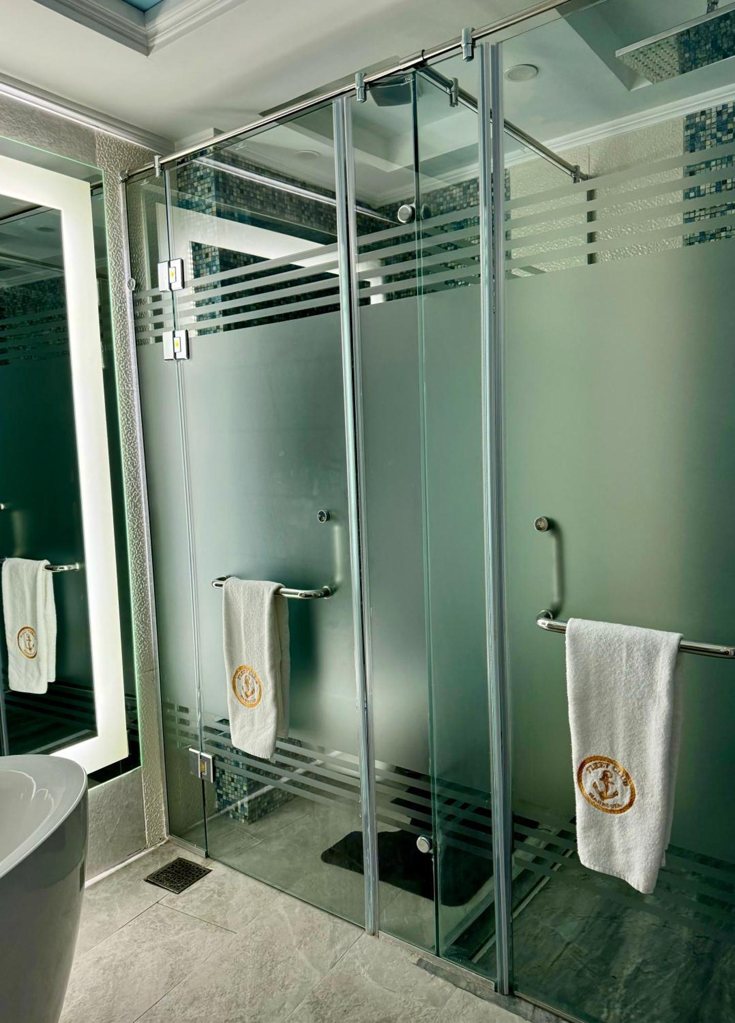 Fleet Club Mahrousa Alexandria Exterior photo A shower door